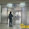 Vách kính cường lực ngăn phòng cửa mở 2 cánh