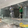 Thi công vách kính cường lực ngăn phòng cửa mở 2 cánh