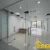 Vách kính cường lực ngăn phòng cửa mở 2 cánh