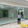 Vách kính cường lực ngăn phòng cửa mở 2 cánh